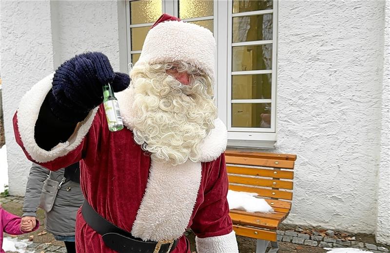 In Bad Harzburg hängt der Nikolaus am Rettungsseil Nach solch einer waghalsigen Aktion hat sich auch der Nikolaus ein Schnäpschen verdient. Für die Kinder gibt es natürlich nur Süßigkeiten. Foto: Schlegel