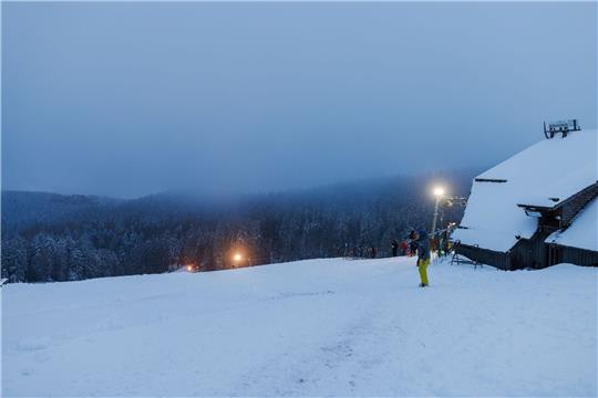 Nach sommerlichen Temperaturen auf dem Schwarzwaldgipfel des Kandels ist der Winter zurückgekehrt - mit jeder Menge Neuschnee.