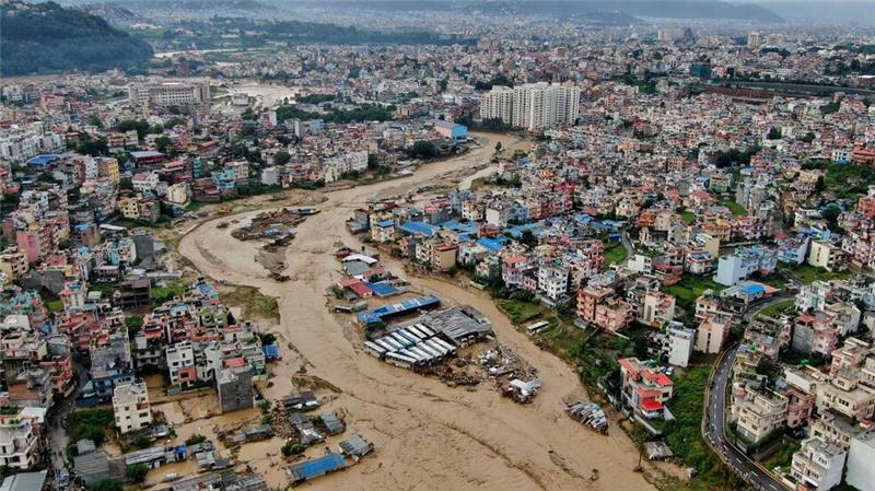 Bericht: Mindestens 200 Tote bei Überschwemmungen in Nepal Nach starken Regenfällen in Nepal wälzen sich Schlamm- und Wassermassen durch das Kathmandutal. (Bild Archiv)