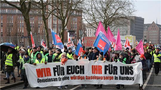 Nach tagelangen Protesten wie hier in Hamburg gehen die Tarifverhandlungen in die wohl letzte Runde. (Archivfoto)
