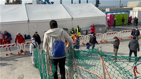 Nach tagelanger Überfahrt gehen gerettete Menschen von Bord der «Geo Barents», die im Hafen von Ancona in Mittelitalien liegt. Die private Hilfsorganisation Ärzte ohne Grenzen hat in Ancona 48 Bootsmigranten an Land gebracht.