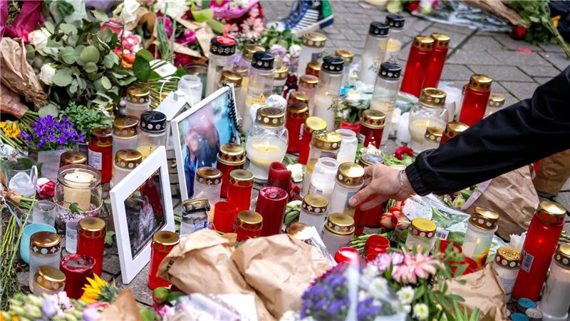 Tödliche Polizeischüsse - Ermittler prüfen Videoaufnahmen Nach tödlichen Polizeischüssen auf einen 21-Jährigen in Oldenburg ist die Anteilnahme und Trauer groß.