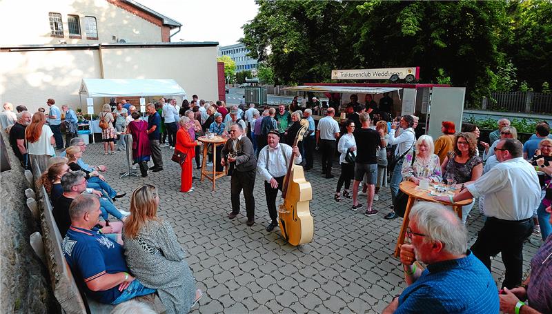 Nach und nach füllt sich die Außenfläche am Kulturkraftwerk Harzenergie mit den Gästen der Langen Nacht. Foto: Zietz