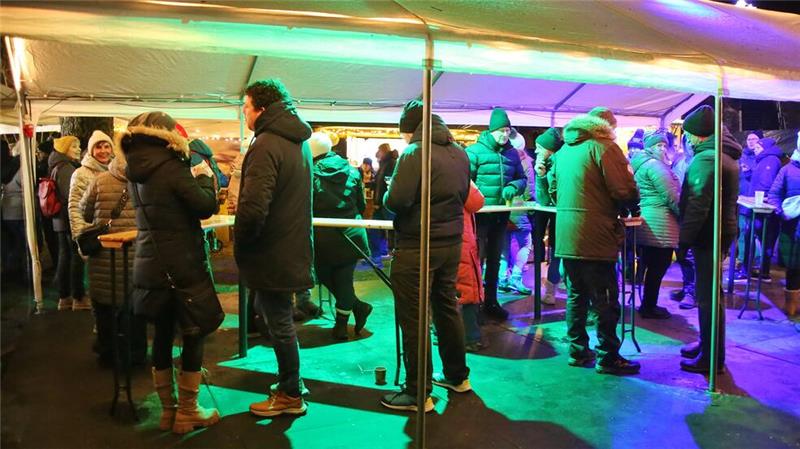 Nach und nach strömen die Menschen zur Silvesterparty auf dem Wintermarkt.