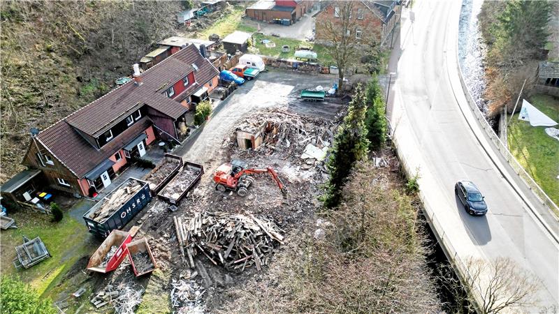 Asbest im Altenauer Abbruchhaus – Schutt wird entsorgt Nach und nach wird das marode Haus am Ortseingang abgerissen. Foto: Neuendorf