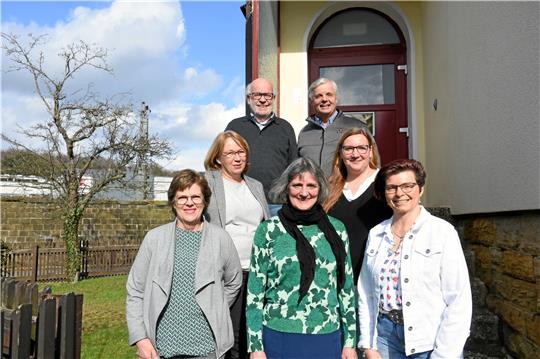 Nach viel Arbeit und Geduldsproben haben Kirche und Caritas den Kita-Trägerwechsel geschafft (von links:) Elke Wiedemann, Heike Reichl, Hans Meyer-Albrecht, Sabine Olberts, Andreas Pleyer, Tanja Hunger und Kirsten Bünger.  Foto: Kempfer