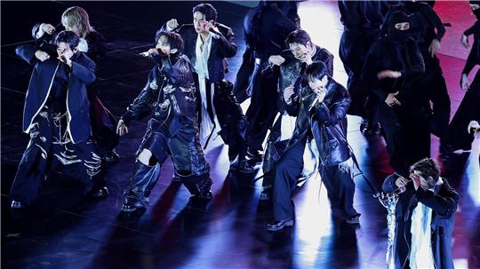 Nach vier Jahren Pause wird BTS beim ersten Auftritt in Seoul mit viel Jubel empfangen. 