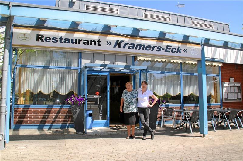 Nach vier Jahrzehnten hat gestern das „Kramers-Eck“ für immer geschlossen. Für Ida Heinzelmann (links) und Sabine Tondera ist es die letzte Schicht.  Foto: Sowa