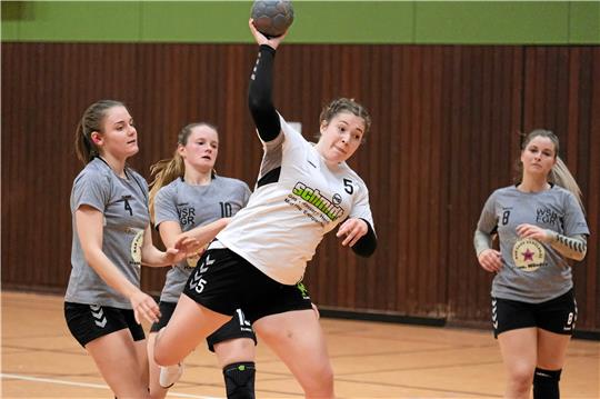 Nach vier Wochen Pause geht es wieder los: Laura Tiede (re.) trifft mit der HSG Liebenburg-Salzgitter in der Halle in Salzgitter-Bad auf die Sportfreunde Söhre. Für Trainer Andreas ten Hompel ist es ein Gegner auf Augenhöhe.  Foto: Drechsler