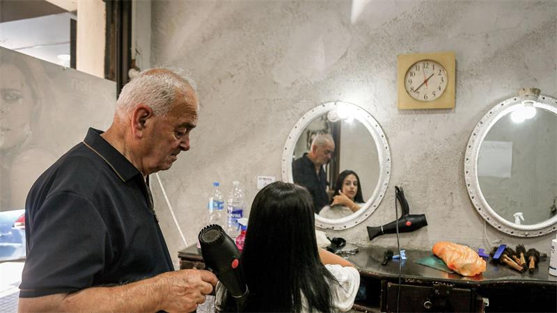 „Ammo Elias“: Ein Friseur bewegt den Libanon Nach wenigen Wochen hatte er 50.000 Follower bei Instagram.