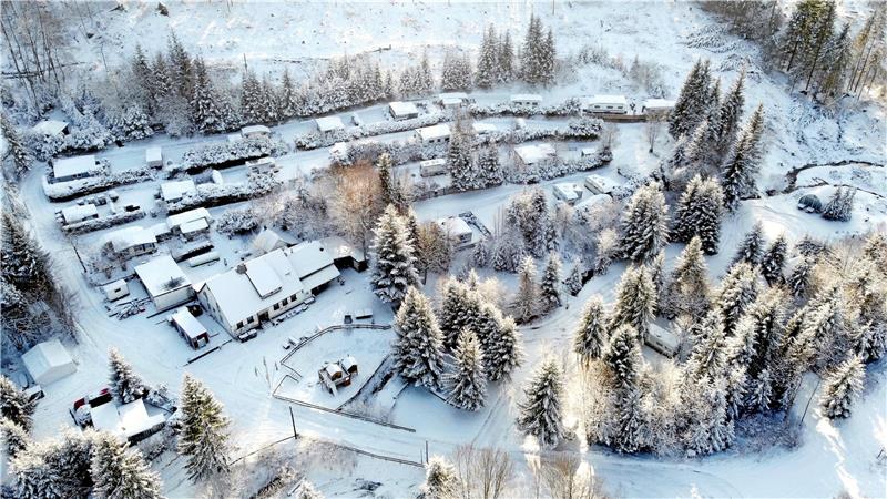 Winter-Camping: „Es lohnt sich einfach nicht“ Nach wochenlangem Schmuddelwetter ist der Oberharz endlich weiß. Dennoch warten die Betreiber des Campingplatzes Polstertal vergeblich auf Besucher. Fotos: Neuendorf