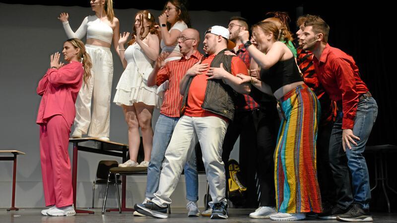 Drei tolle Tage mit Festen, Fußball, Musik und Emotionen Nach wochenlangen Proben gab es am Mittwoch die Premiere: Das Musical "Natürlich blond" ist komplett ausverkauft, insgesamt gibt es acht Aufführungen.