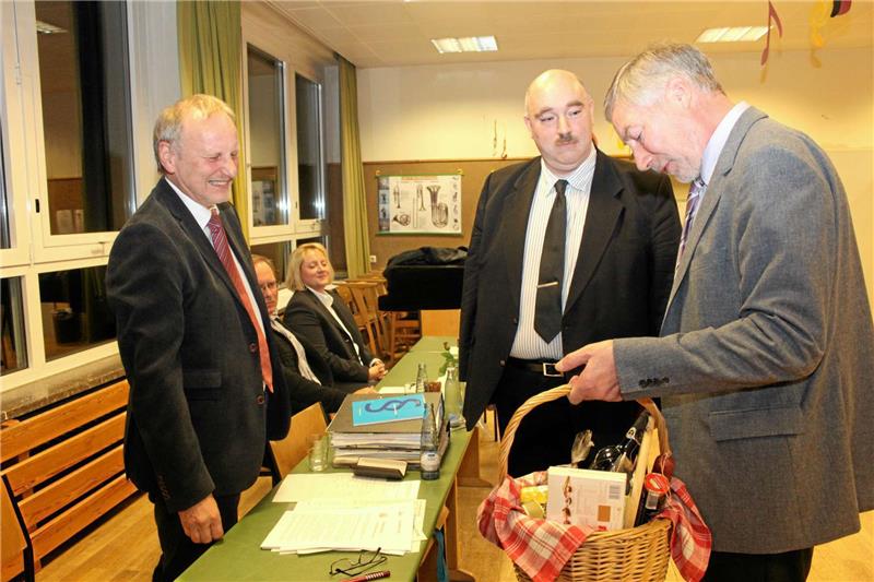 Nach zehn Jahren Vorsitz im Stadtelternrat verabschieden Bürgermeister Ralf Abrahms und Nachfolger Marco Schuster den langjährigen Vorsitzenden Holger Selig (v.r.).