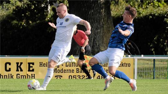 Nach zehn Monaten wieder am Ball: Bad Harzburgs Nico Martinato (l.) ist rechtzeitig zum Prestigeduell gegen den Goslarer SC 08, rechts Patrick Lüer, wieder fit geworden
