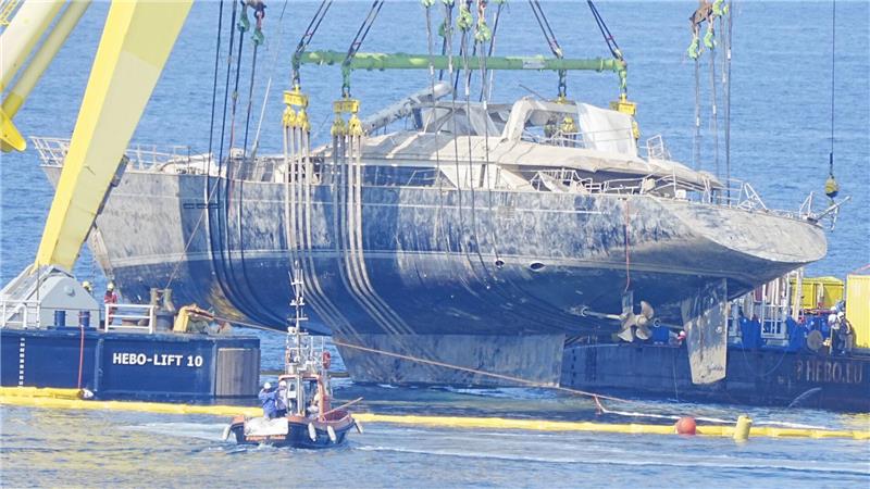 Luxusjacht „Bayesian“ aus dem Meer geborgen Nach zehn Monaten wurde die Luxusyacht komplett aus dem Wasser gehoben.