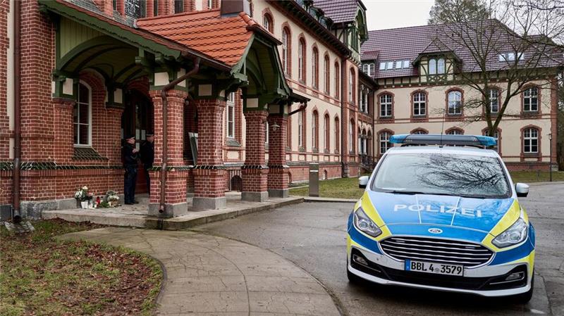 Nach zwei Gewalttaten in Beelitz-Heilstätten südwestlich von Berlin ermittelt die Staatsanwaltschaft wegen Mordes und versuchten Mordes.