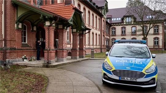 Nach zwei Gewalttaten in Beelitz-Heilstätten südwestlich von Berlin ermittelt die Staatsanwaltschaft wegen Mordes und versuchten Mordes.