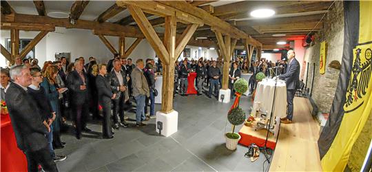 Nach zwei Jahren Corona-Pause war der Besucheransturm beachtlich: Martin Mahnkopf begrüßt zahlreiche Gäste im Burgsaal der Vienenburg.  Fotos: Zietz