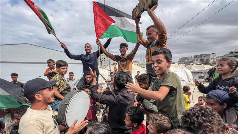 Israels Kabinett billigt Gaza-Abkommen mit der Hamas Nach zwei Jahren Krieg wird im Gazastreifen die Einigung auf eine Waffenruhe gefeiert.