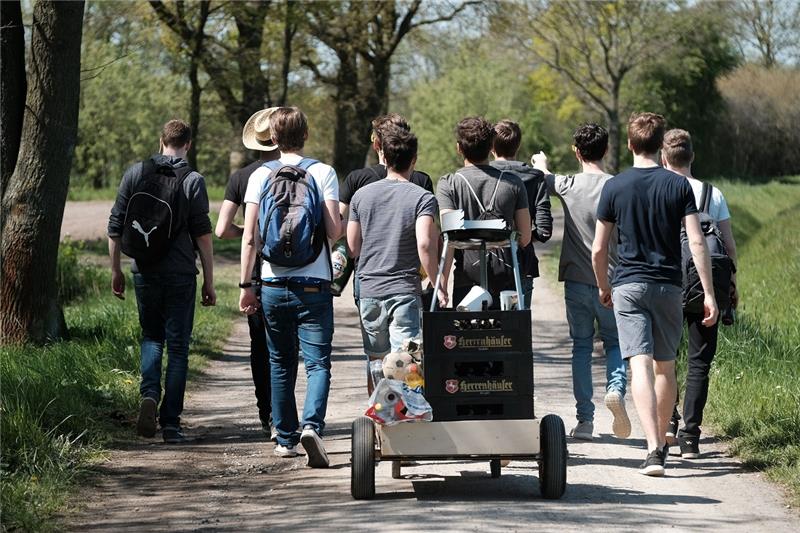 Großaufgebot an Vatertag: Polizei will Eskalationen verhindern Nach zwei Jahren, die durch Corona-Einschränkungen geprägt waren, wird ein großer Ansturm von alkoholisierten Gruppen mit Bollerwagen erwartet. Foto: dpa
