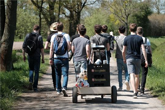 Nach zwei Jahren, die durch Corona-Einschränkungen geprägt waren, wird ein großer Ansturm von alkoholisierten Gruppen mit Bollerwagen erwartet. Foto: dpa