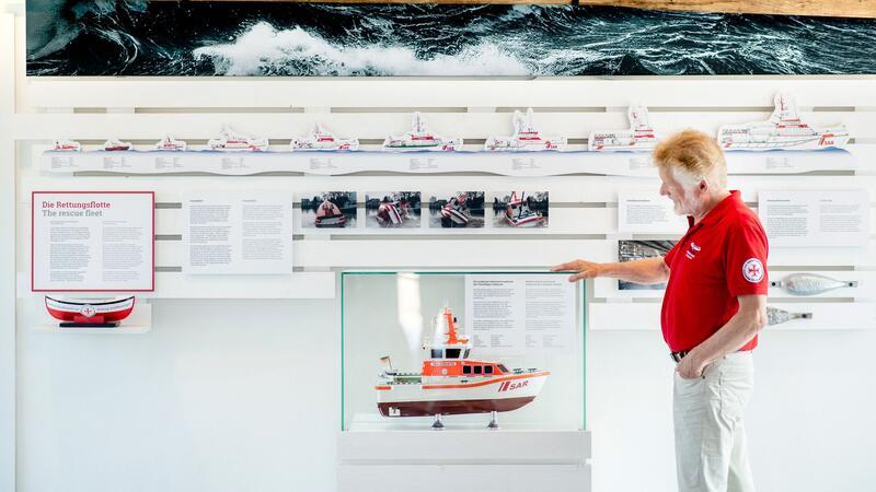 Vom Schicksal zur Rettung - Wie die Seenotrettung begann Nach zwei schweren Schiffsunglücken auf der Nordsee wurden an der ostfriesischen Küste 1861 die ersten zwölf Rettungsstationen zur Seenotrettung eröffnet.