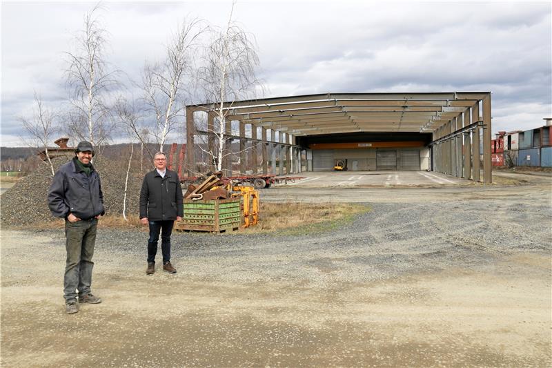 Nachbar und Vermieter Alexander Neumann, der Geschäftsführer der Bruno-Neumann-GmbH (links), und Thomas Borchers, Handlungsbevollmächtigter der Scholz Recycling GmbH, auf dem Gelände am der Glückauf-Straße. Foto: Hartmann