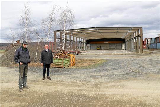 Nachbar und Vermieter Alexander Neumann, der Geschäftsführer der Bruno-Neumann-GmbH (links), und Thomas Borchers, Handlungsbevollmächtigter der Scholz Recycling GmbH, auf dem Gelände am der Glückauf-Straße. Foto: Hartmann