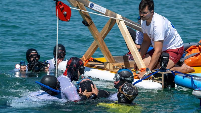 Blackout stoppt Apnoetaucher kurz vor Tiefenrekord Nachdem Marinković bei seinem Rekordversuch kurz vor der Oberfläche ohnmächtig wurde, wurde er von Helfern geborgen – der Apnoetaucher kam schnell wieder zu Bewusstsein und blieb unverletzt.