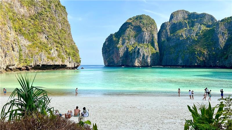Nachdem „The Beach“ in die Kinos gekommen war, litt die traumhafte Maya Bay jahrelang unter Massentourismus.