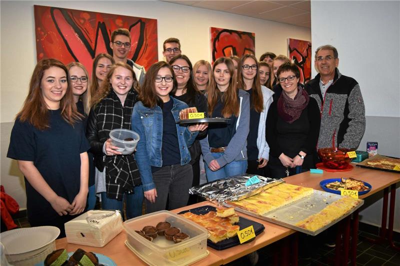 Nachdem Udo Reimann WvS-Lehrerin Julia Gebhardt (von rechts) angesprochen hatte, trommelte sie Patenschüler zusammen. Sie unterstützen die Kleidersammlung mit einem Kuchenverkauf.
