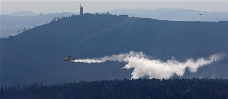 Harz: Polnisches Löschflugzeug soll Brandbekämpfung unterstützen Nachdem das Feuer am Brocken gelöscht ist, entbrennt nun eine Debatte um die Größe des Brandes und seine Folgen. Foto: Matthias Bein/dpa