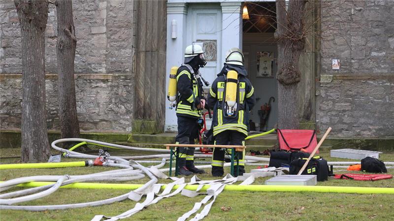 Nachdem das Feuer gelöscht, beginnt die Polizei mit der Suche nach der Brandursache.