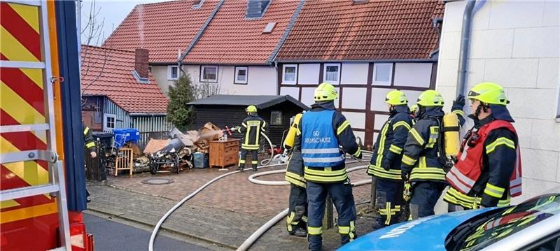Döhren: Feuerwehren löschen Schuppenbrand Nachdem das Feuer gelöscht ist, tragen die Einsatzkräfte Möbel und Gerätschaften aus dem Schuppen. Foto: Feuerwehr Döhren