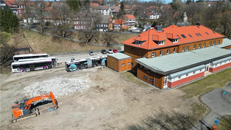 Nachdem das Nachbargebäude der Stadtbibliothek fast fertig abgerissen ist, ist genug Platz für den Neubau der Schulmensa am Alten Bahnhof.