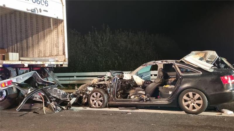 Nachdem der Audi unter dem Lastwagen hervorgeholt wurde, zeigte sich das Ausmaß des Unfalls.