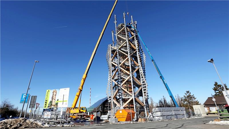 Torfhaus: Harzturm-Eröffnung verschiebt sich auf Ende Mai Nachdem der Harzturm in der vergangenen Woche wieder in die Höhe gebaut wurde, stehen die Kräne wegen des Schnees und der Kälte nun wieder still. Foto: Neuendorf