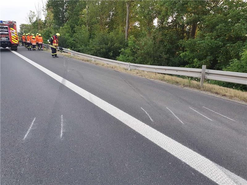 A7: Verkehrsunfall bei Rhüden – Auto landet im Graben Nachdem die Autofahrerin ins Schleudern geriet, fuhr sie über die Leitplanke. Foto: Feuerwehr Seesen