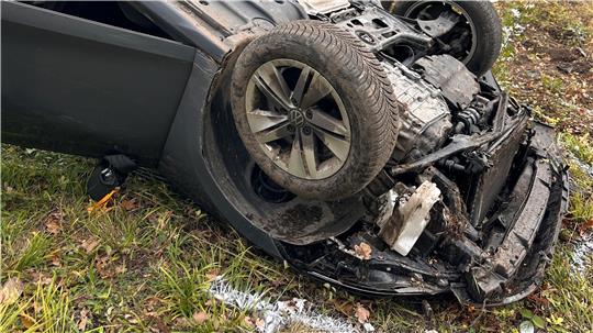 Nachdem die Fahrerin auf ihrer Flucht vor der Polizei von der Fahrbahn abkommt, überschlägt sie sich mit ihrem Wagen an der A7-Anschlussstelle Derneburg.