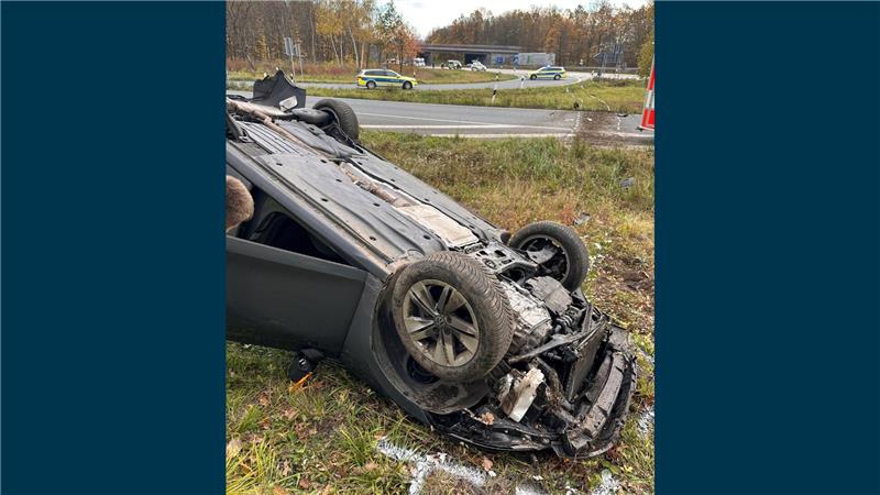Zu sehen ist das überschlagene Fluchtfahrzeug auf dem Rasen.