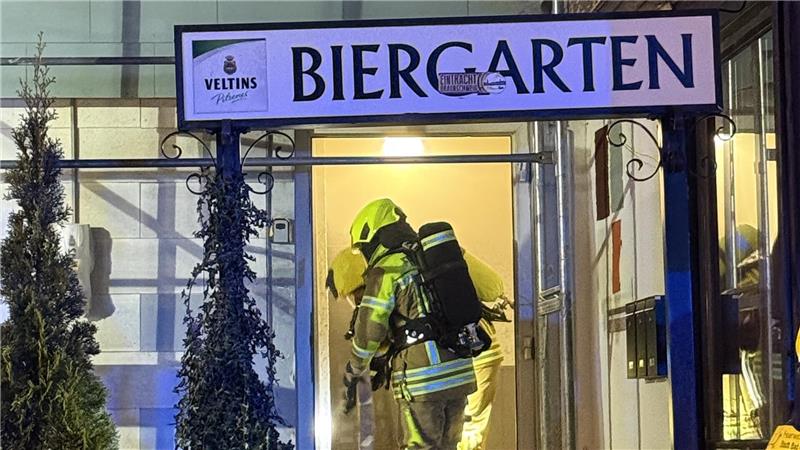 Bad Harzburger Kneipe „Amadeus“ wird ein Raub der Flammen Nachdem die Feuerwehrleute die Eingangstür aufgebrochen haben, können sie das Feuer auch im Inneren des Hauses bekämpfen.