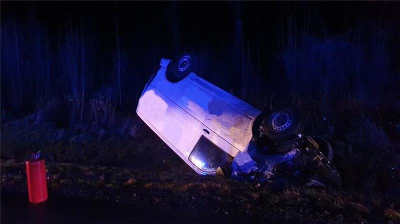 Nachdem die Frau die Kontrolle über das Fahrzeug verlor, überschlug es sich und kam auf dem Dach zum Stehen.