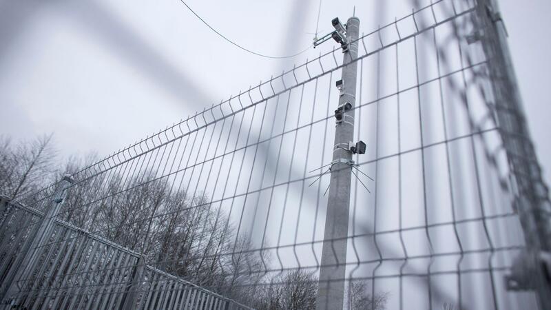 Nachdem die Situation im Herbst 2021 eskaliert war, ließ die damalige polnische Regierung die Grenze zu Belarus mit einem 5,5 Meter hohen Zaun und einem elektronischen Überwachungssystem sichern.  (Archivbild)