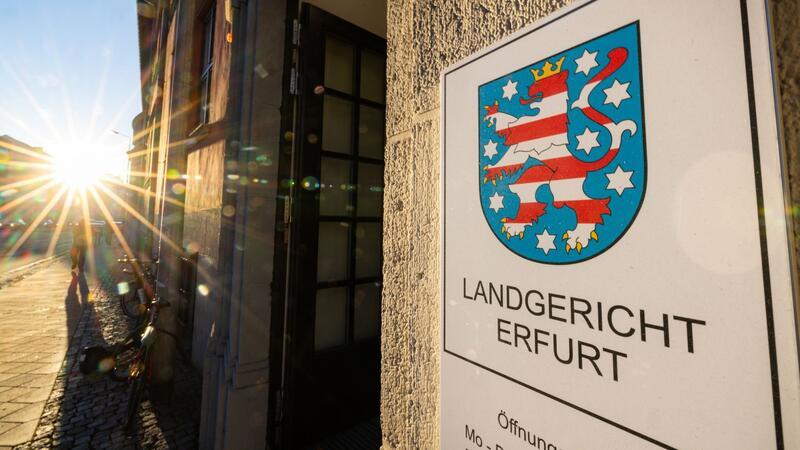 Kastrationen im Internet angeboten - Rentner vor Gericht Nachdem ein 75-jähriger Mann in Internetforen Kastrationen angeboten und diese bei sich zu Hause durchgeführt haben soll, muss er sich nun in Erfurt vor Gericht verantworten.