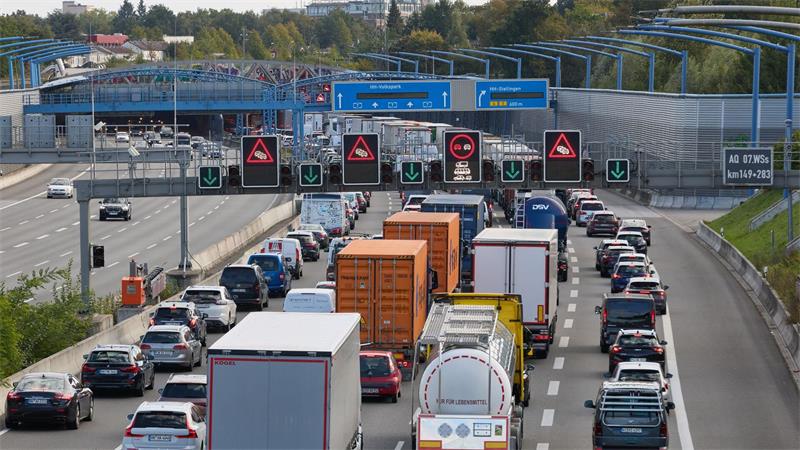 Nachdem ein Lkw auf der A7 in Hamburg Klärschlamm verloren hat, müssen Autofahrer mit Verzögerungen auf der Strecke rechnen. (Symbolbild)