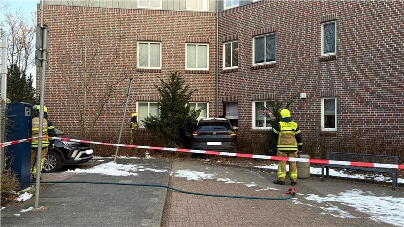 Nachdem ein Mann mit seinem Auto gegen die Hauswand eines Ärztehauses gekracht ist, sichert das Technische Hilfswerk (THW) das Gebäude. 