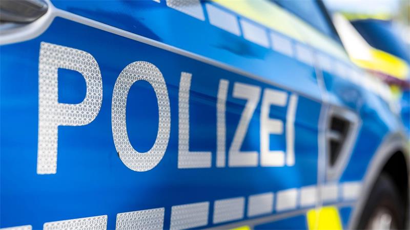Nachdem ein Randalierer mit einer Machete auf einen Tresen geschlagen hat, ermittelt die Polizei. (Symbolbild)