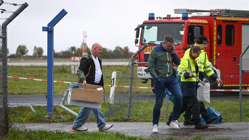 Nachdem ein Zaun am Flughafen Leipzig/Halle stark beschädigt wurde, ermittelt die Polizei in alle Richtungen.