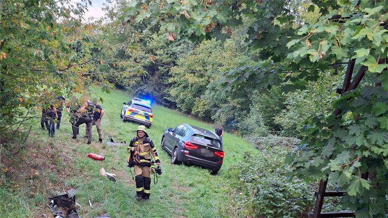 Nachdem er von der Straße abgekommen war, nahmen die Polizisten den Jugendlichen fest.