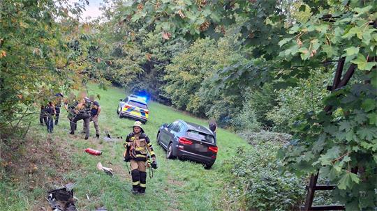 Nachdem er von der Straße abgekommen war, nahmen die Polizisten den Jugendlichen fest.
